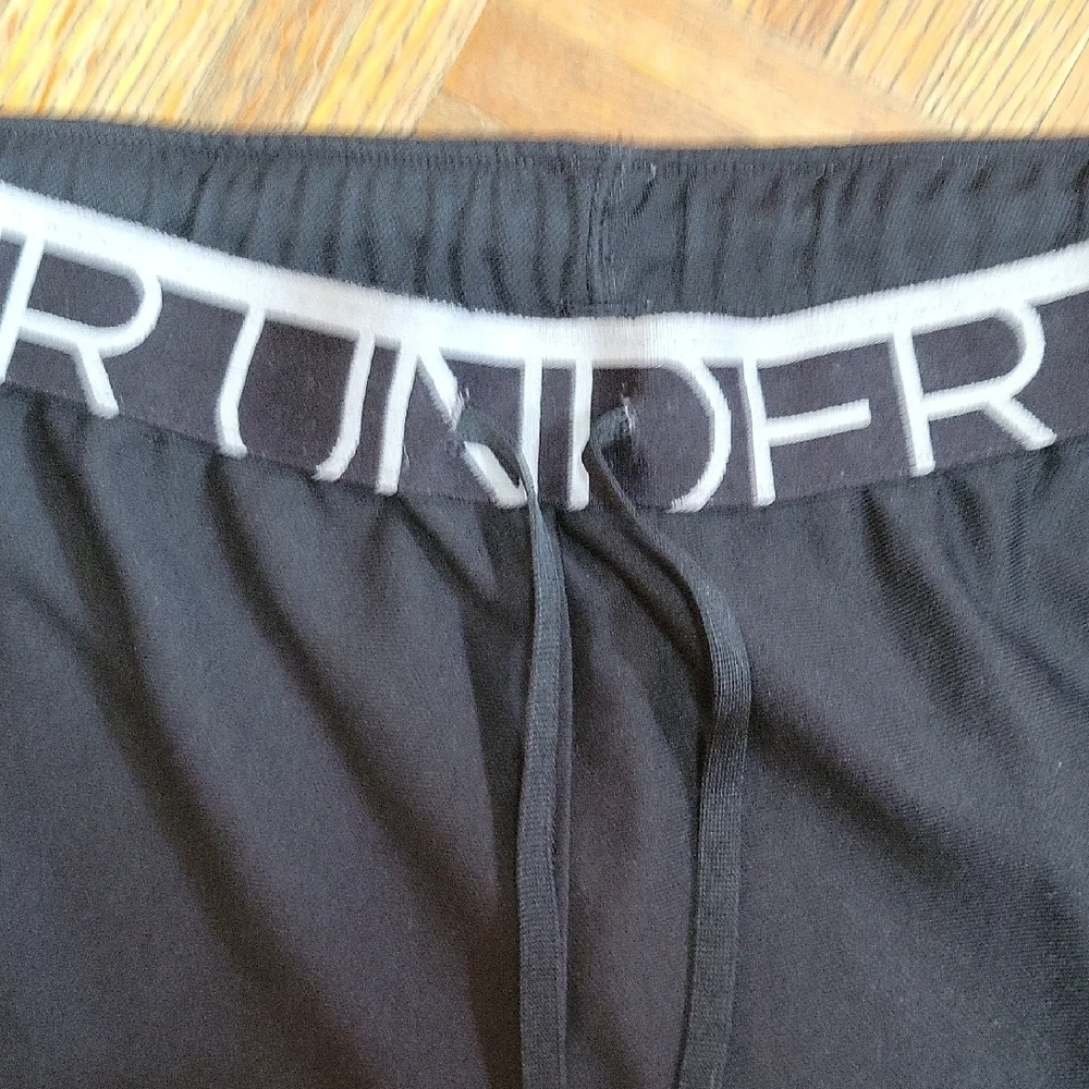 Under Armour Loose Heat Gear Black and Gray Logo Shorts Size Small
